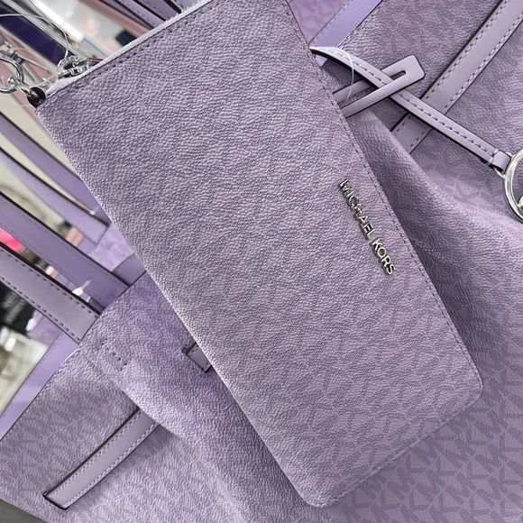 MICHAEL KORS Jet Set Lg Signatu Logo Continental Wallet Wristlet Phone
Lt Quartz - Picture 9 of 16